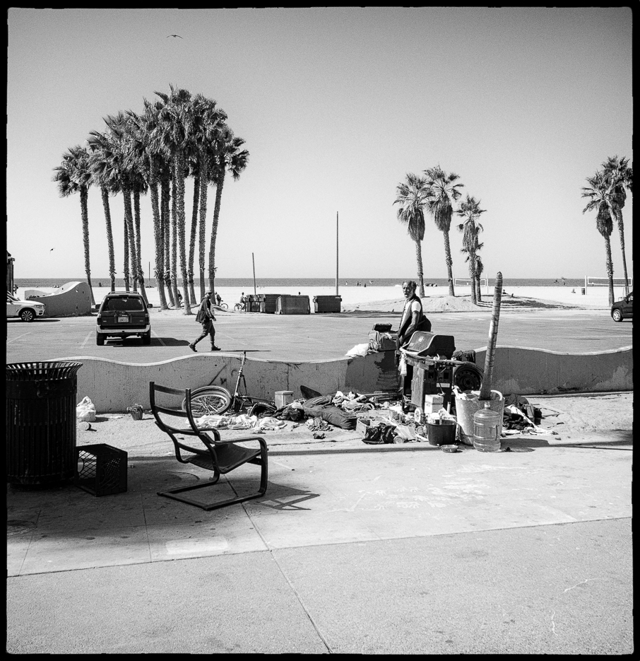 Ed_Simmons_street_art_venice_Beach_California_homelessness